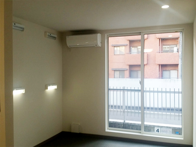 部屋は、大きなサッシで明るい部屋に